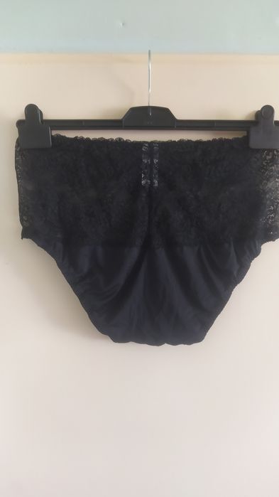 Piękne czarne koronkowe majteczki VRS roz 50-54.