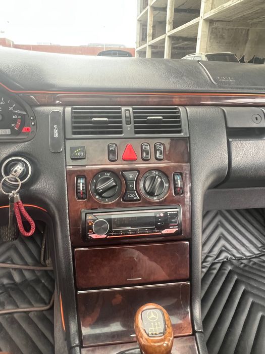 Mercedes-Benz E-class W210