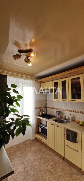 Просторная комната с ремонтом. Кухня  и санузел на двоих