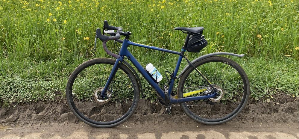 Gravel Carbon Accent Feral 2021