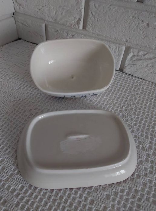 Ceramiczna maselniczka.