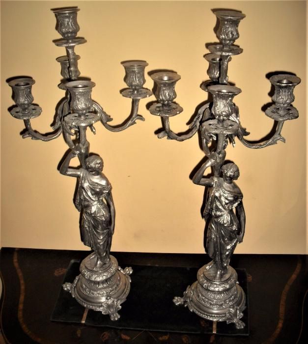 Par de Castiçais com estátua de. 60cm de altura. 8,8kg
