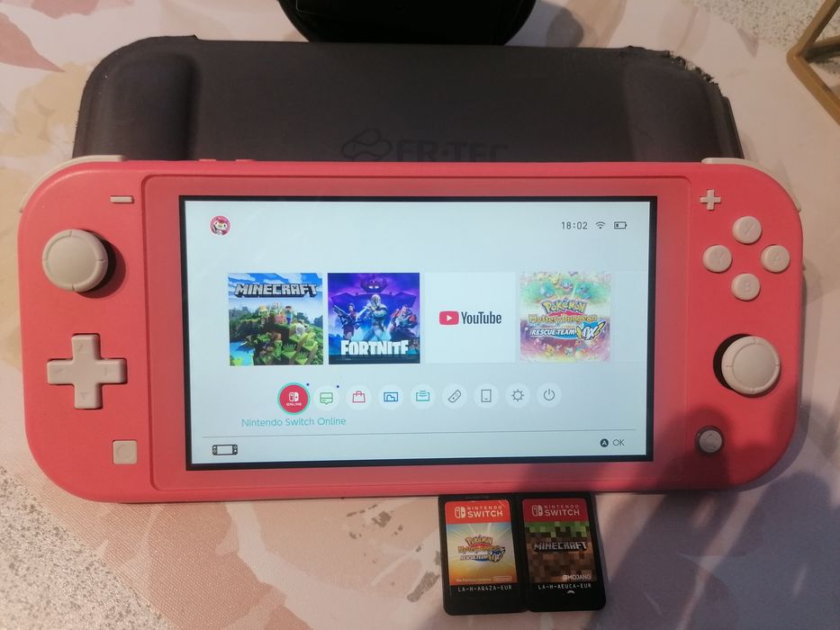 Nintendo Switch lite com capa e jogos.