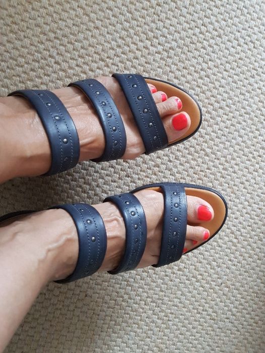Sandálias azuis de conforto pele novas