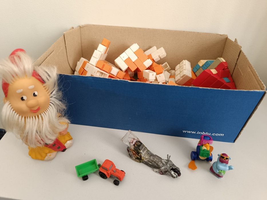 Дитячий конструктор, іграшки, кіндери