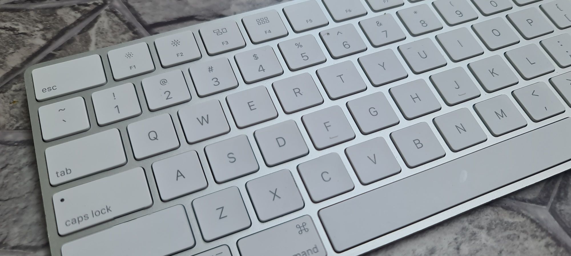 Magic Bluetooth keyboard + kabel USB lighting