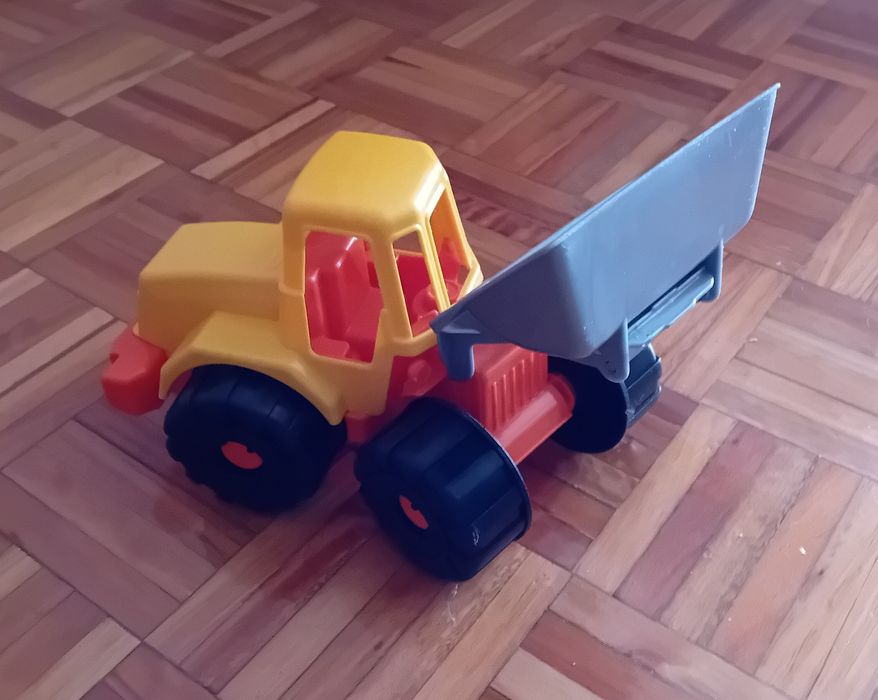 Trator semi-novo praia