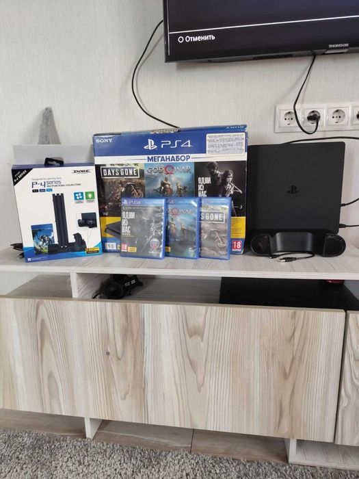 Продаю ігрову консоль Sony PlayStation 4 , на 1 терабайт пам'яті.