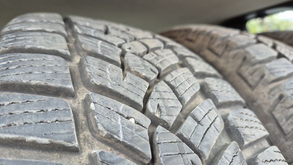 Opony Dębica zimowe 215x65xr16 prawie nowe