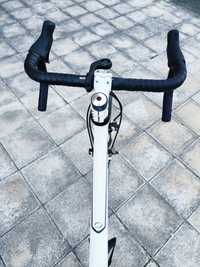 Bicicleta de estrada ORBEA AQUA com forqueta em carbono.