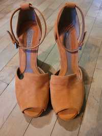 Pomaranczowe sandalki na koturnie