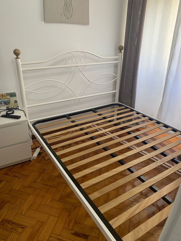 Cama de casal em ferro, com estrado