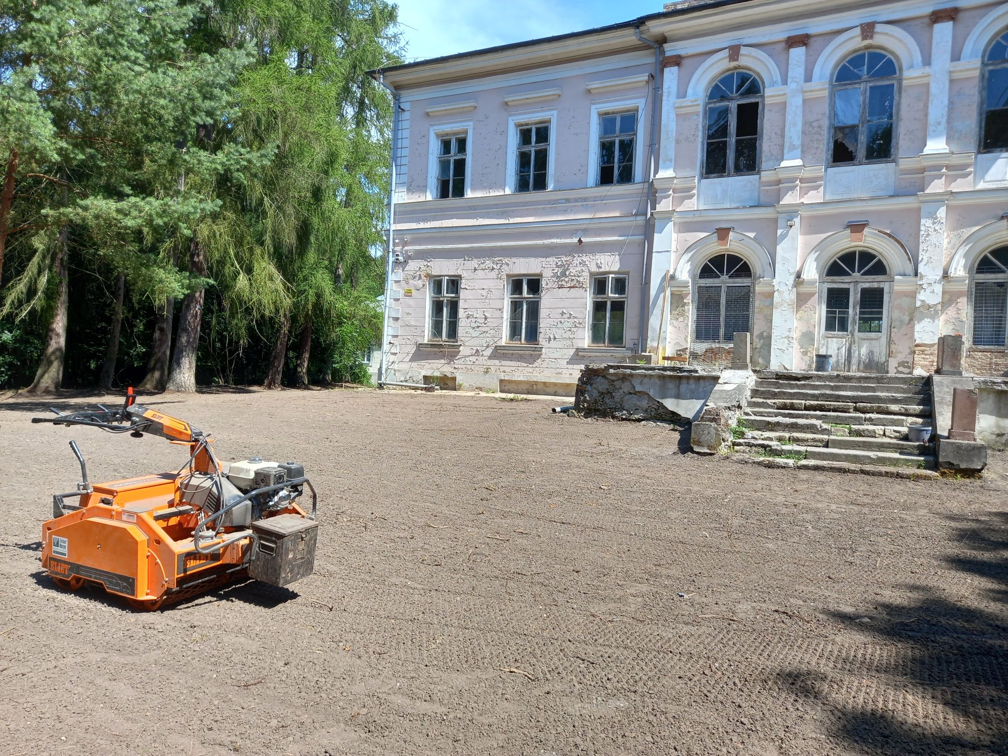 Siew trawy Maszynowy wysiew Siewnik do trawy Trawnik z siewu