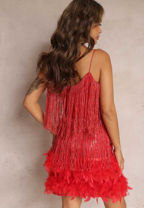Czerwona sukienka z cekinami frędzlami i piórkami rozmiar S