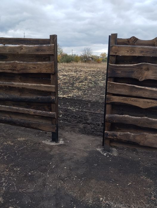 Гарна та велика земельна ділянка з забудовою