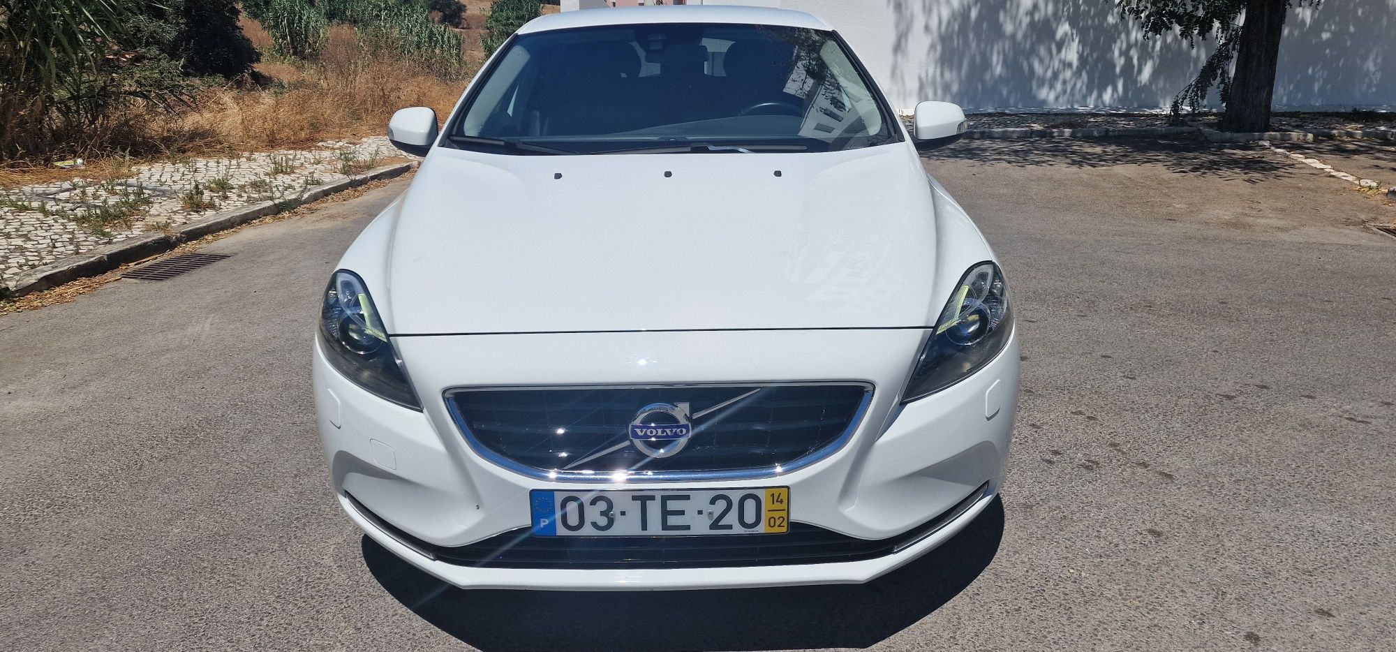 Volvo V40 D2.   .
