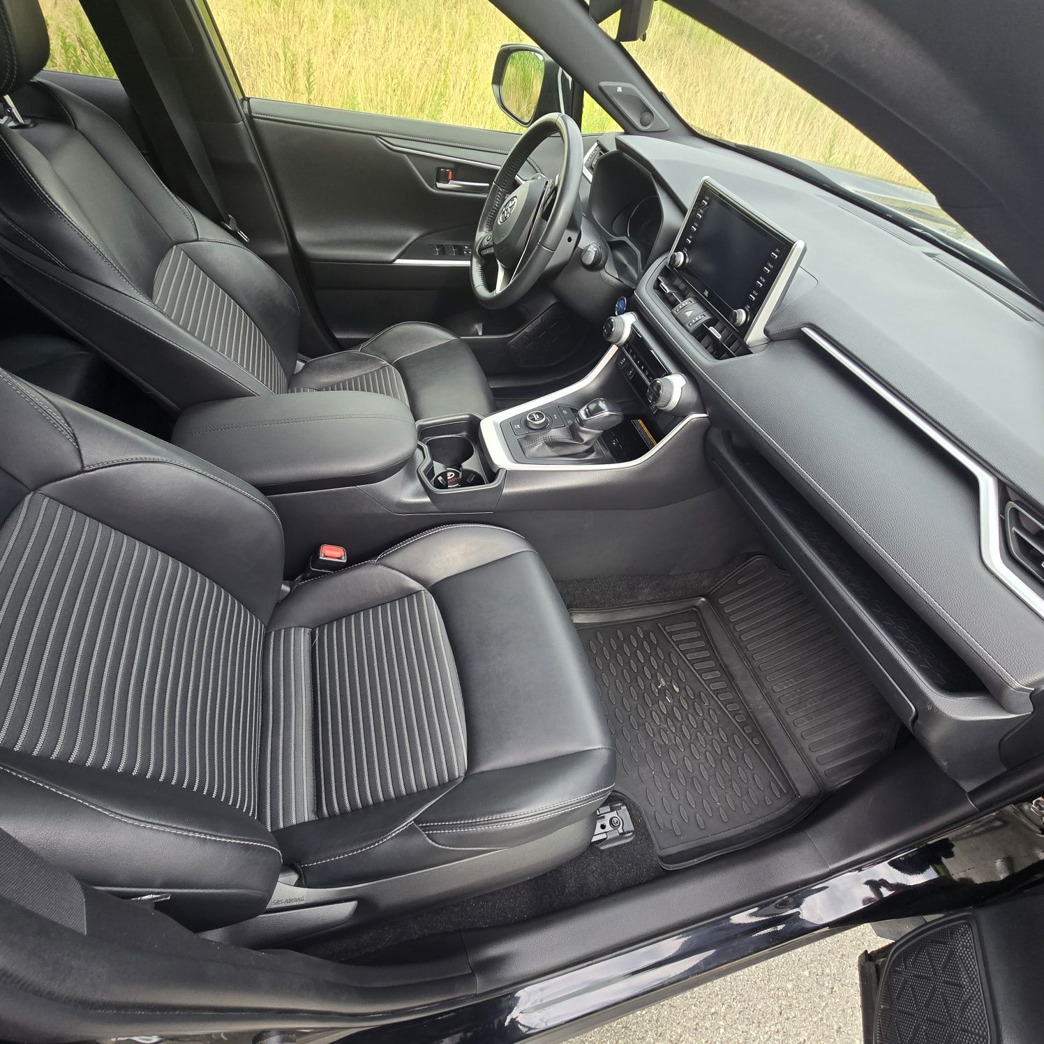 Toyota rav4 2.5 hybrid 4×4 Bogote wyposażenie