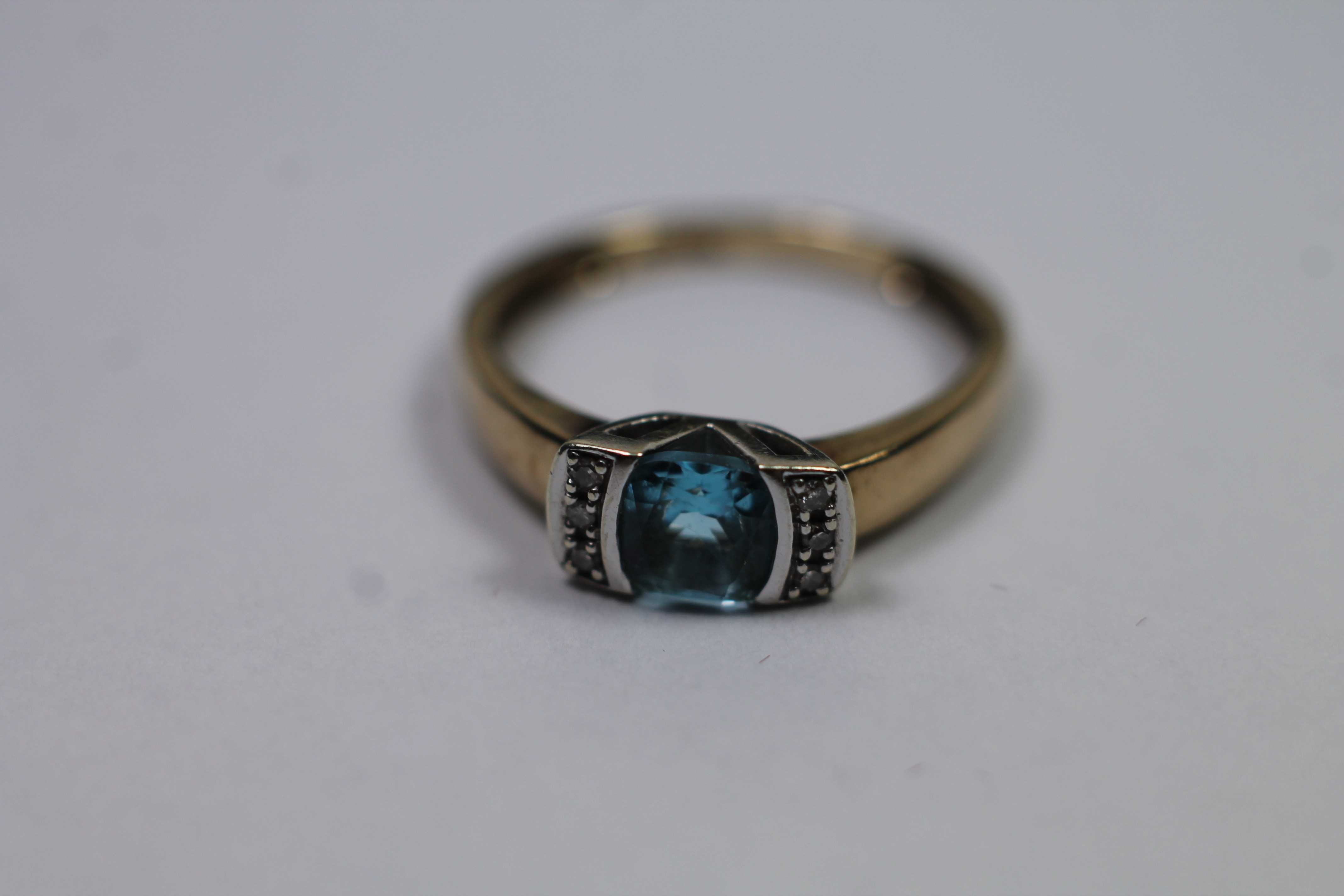 Złoty pierścionek p333 1,91g R11 topaz diamenty