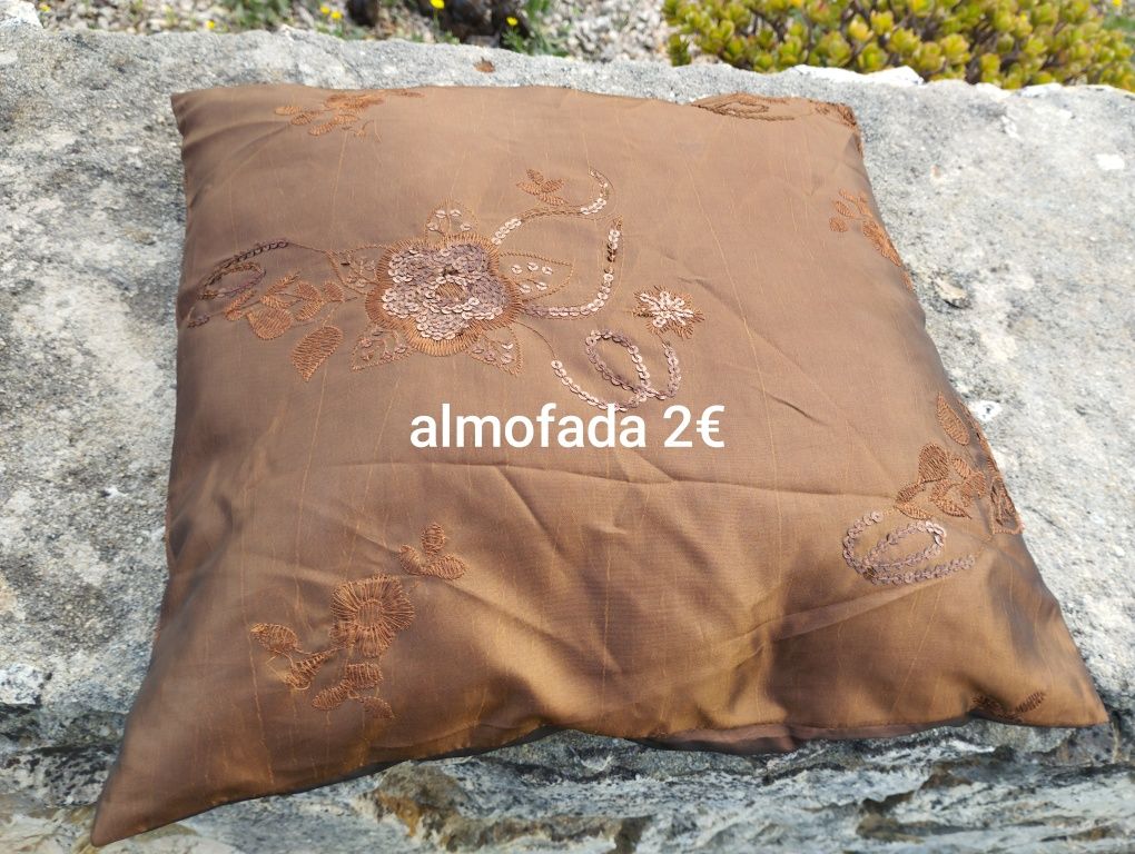 Vende se almofada castanha