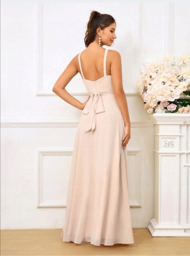 Elegancka sukienka beżowa Rozcięcie wesele S