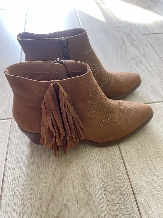 Жіночі черевики-козаки