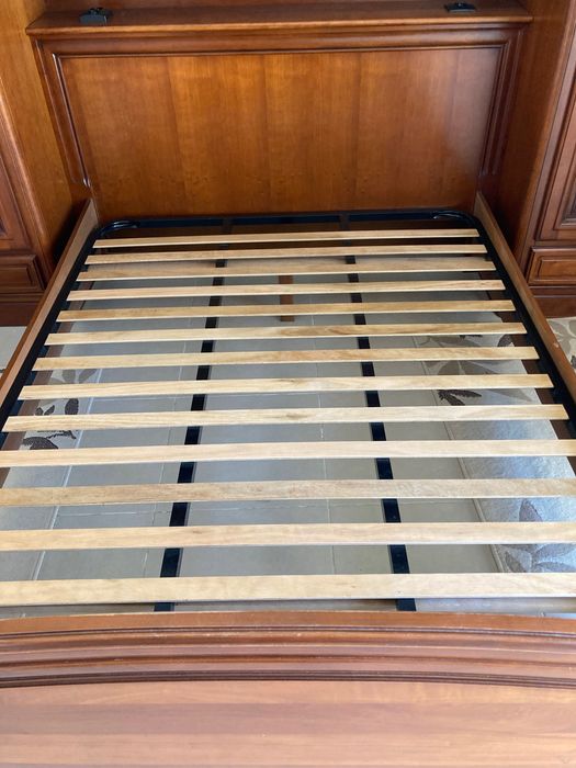 Quarto completo em cerejeira – cama, roupeiro e cabeceira