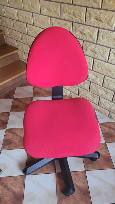 Fotel obrotowy na kółkach