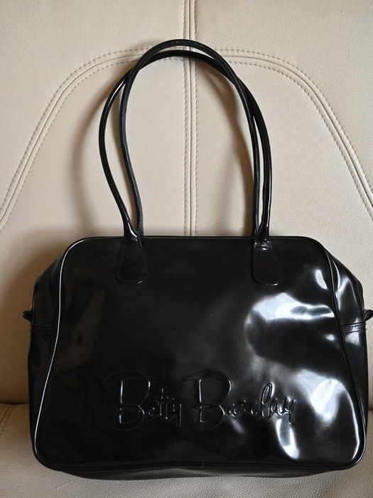 Czarna lakierowana torebka na ramię