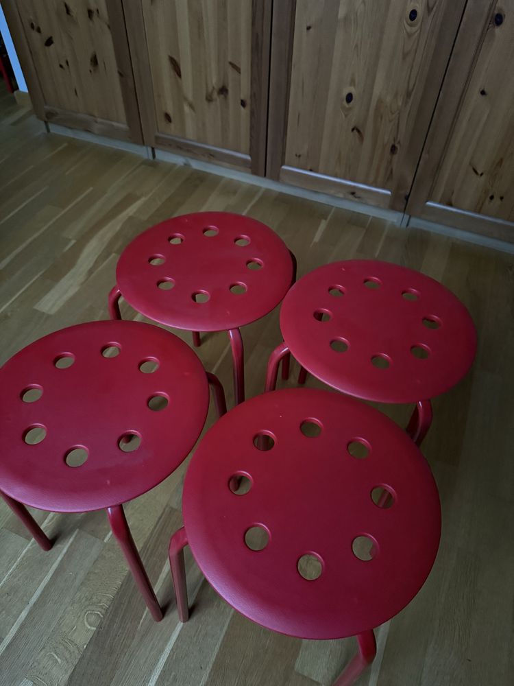 Czerwony stołek / taboret kuchenny IKEA Marius + poduszka (4 szt)