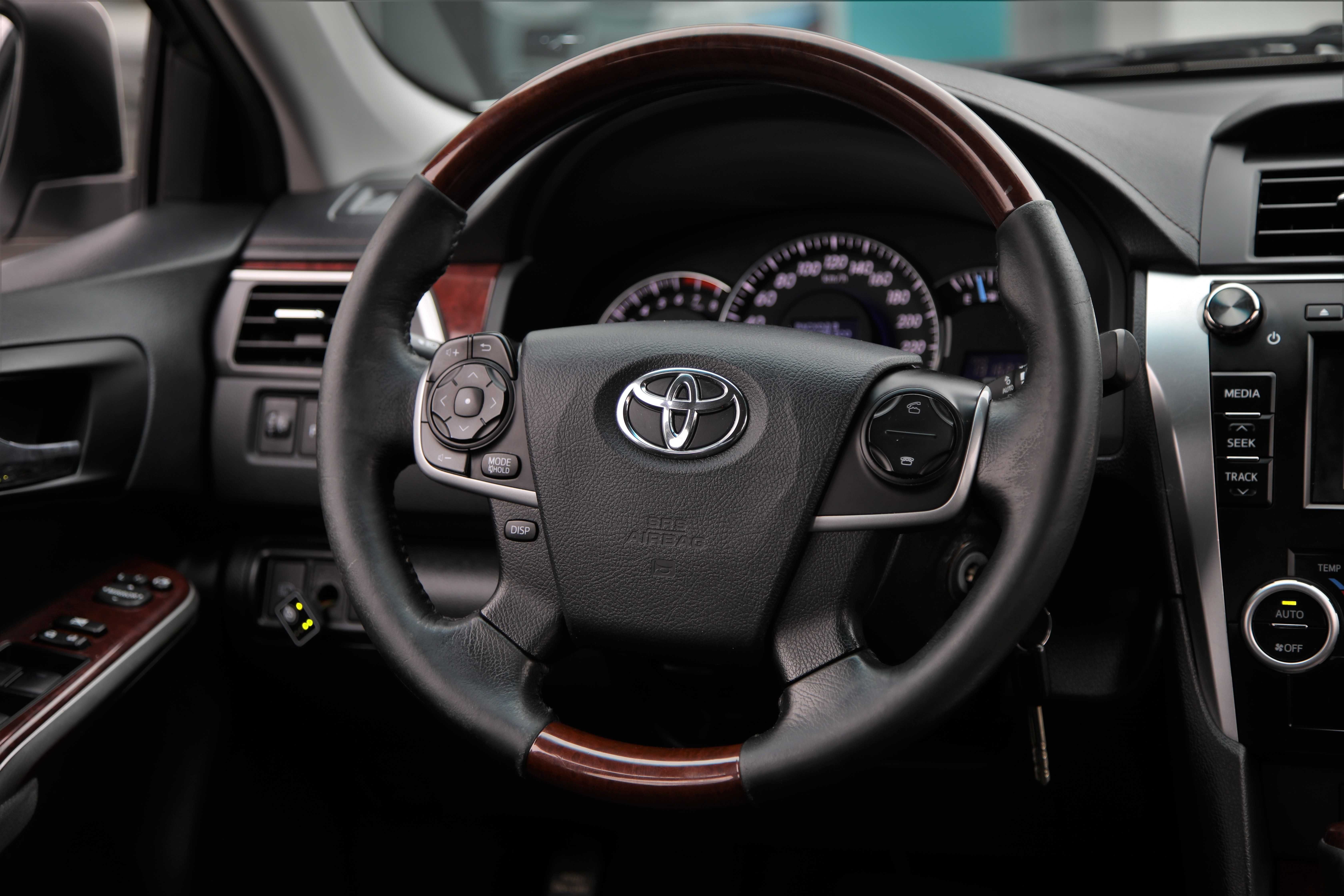 Офіційний Toyota Camry 2014 року