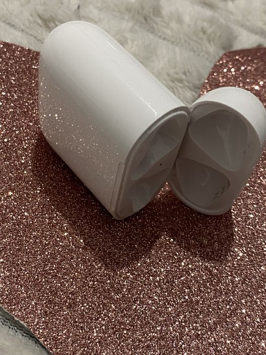 Продам під навушники airpods 2 кейс бокс стар нормальний