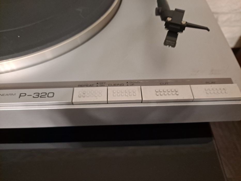 Gramofon Yamaha P-320 automat