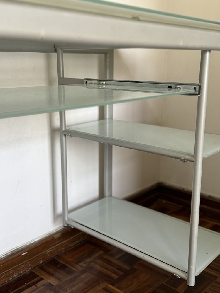 Secretaria de vidro fosco