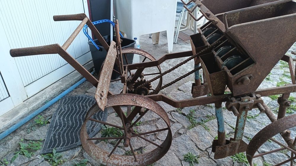Semeador de 4 rodas, todo em ferro. Totalmente funcional