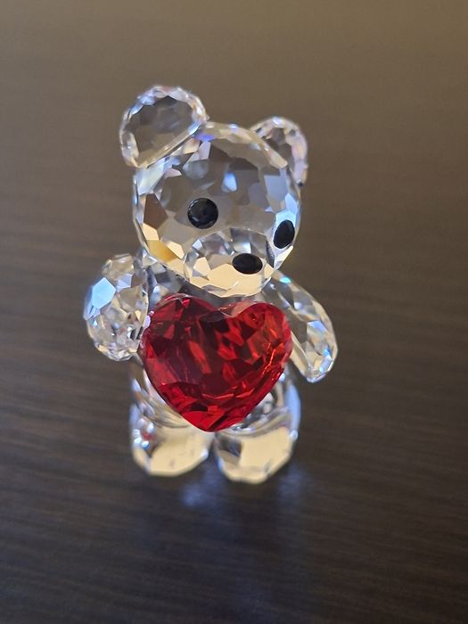 Kryształowy miś Kris Swarovski z czerwonym sercem "A Heart For You”