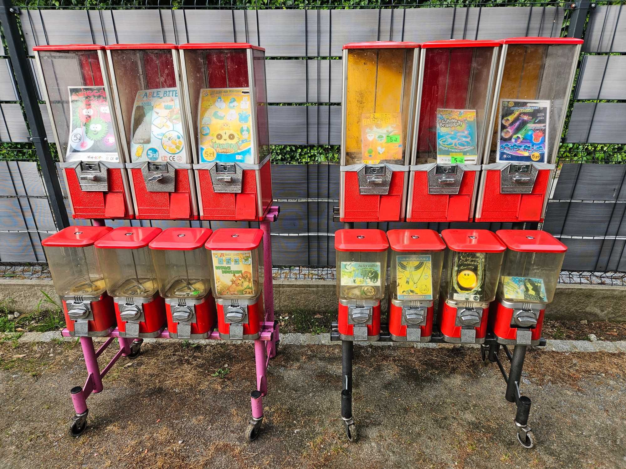 Automat zarobkowy sprzedający kulki