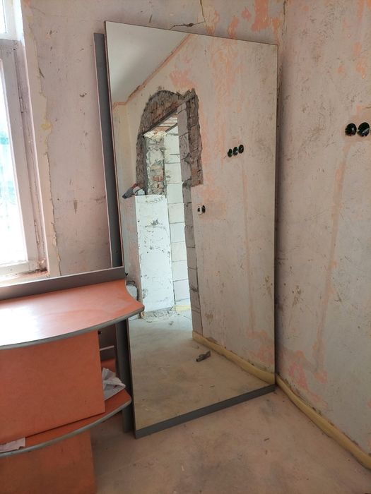 Стінка яка стояла в перукарні