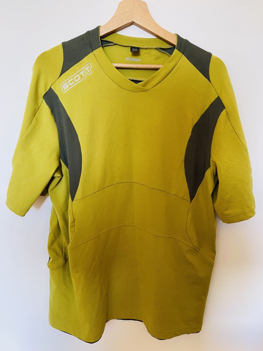 Camisas Scott, tamanho L e tamanho M - Cada uma 5€