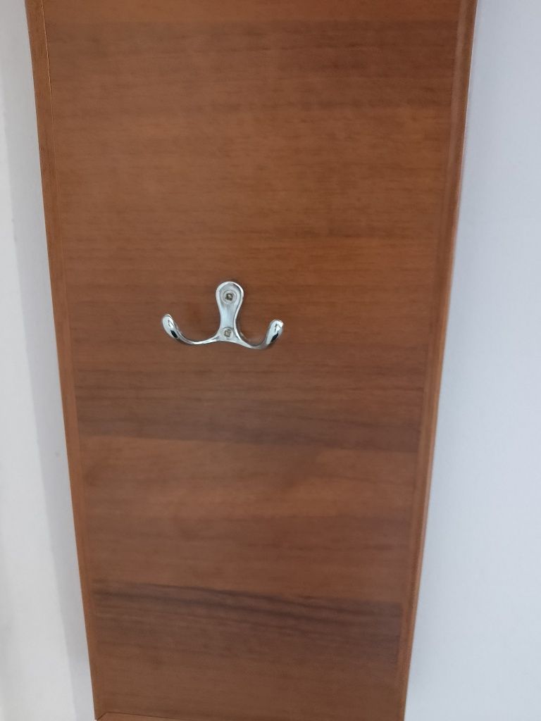 Szafka na buty z wieszakiem na ubrania