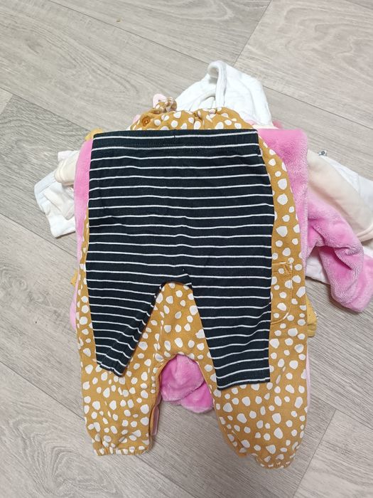 Пакет речей на дівчинку.