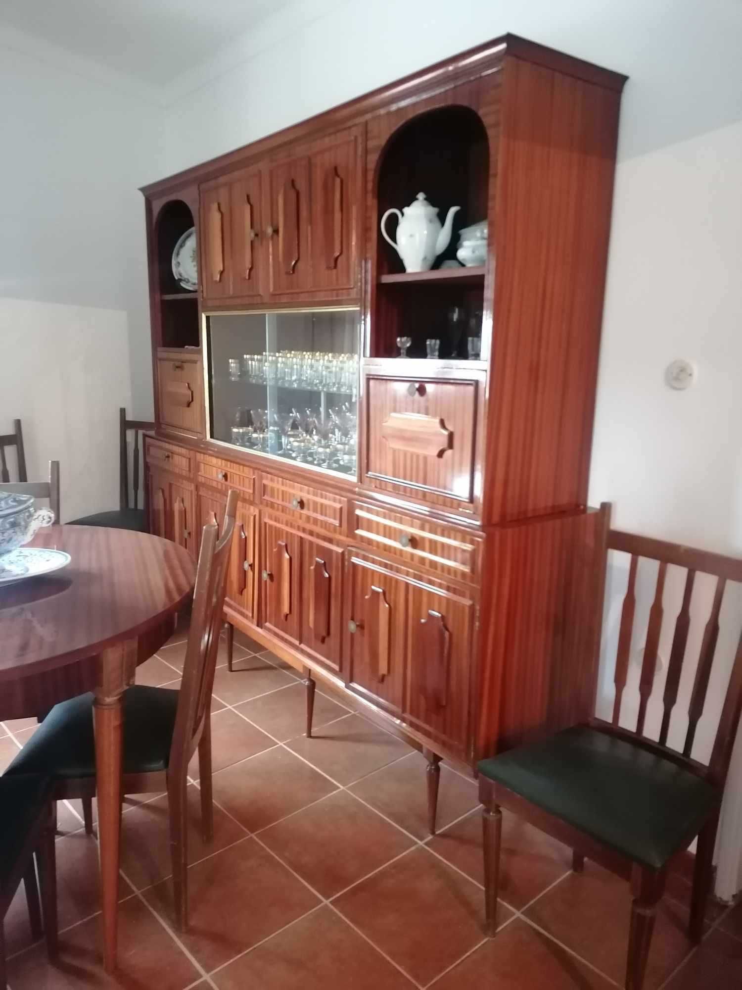 Movel de sala com mesa e cadeira