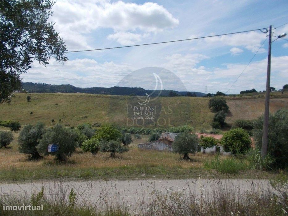 Quinta de 14.608 m2 c ruína e poço.