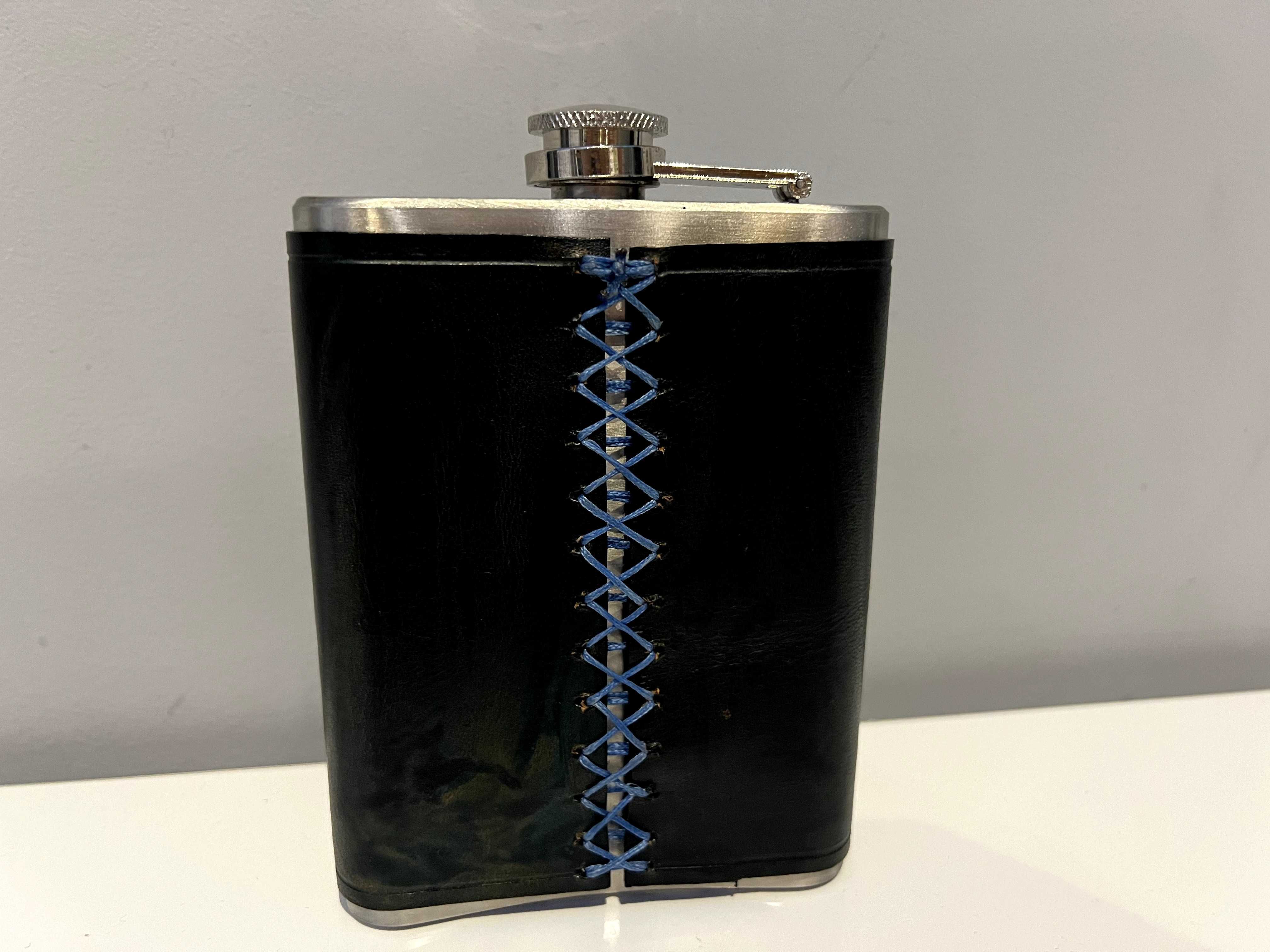 Piersiówka metalowa o pojemności 8 OZ (230 ml) obszyta skórą, numer 13
