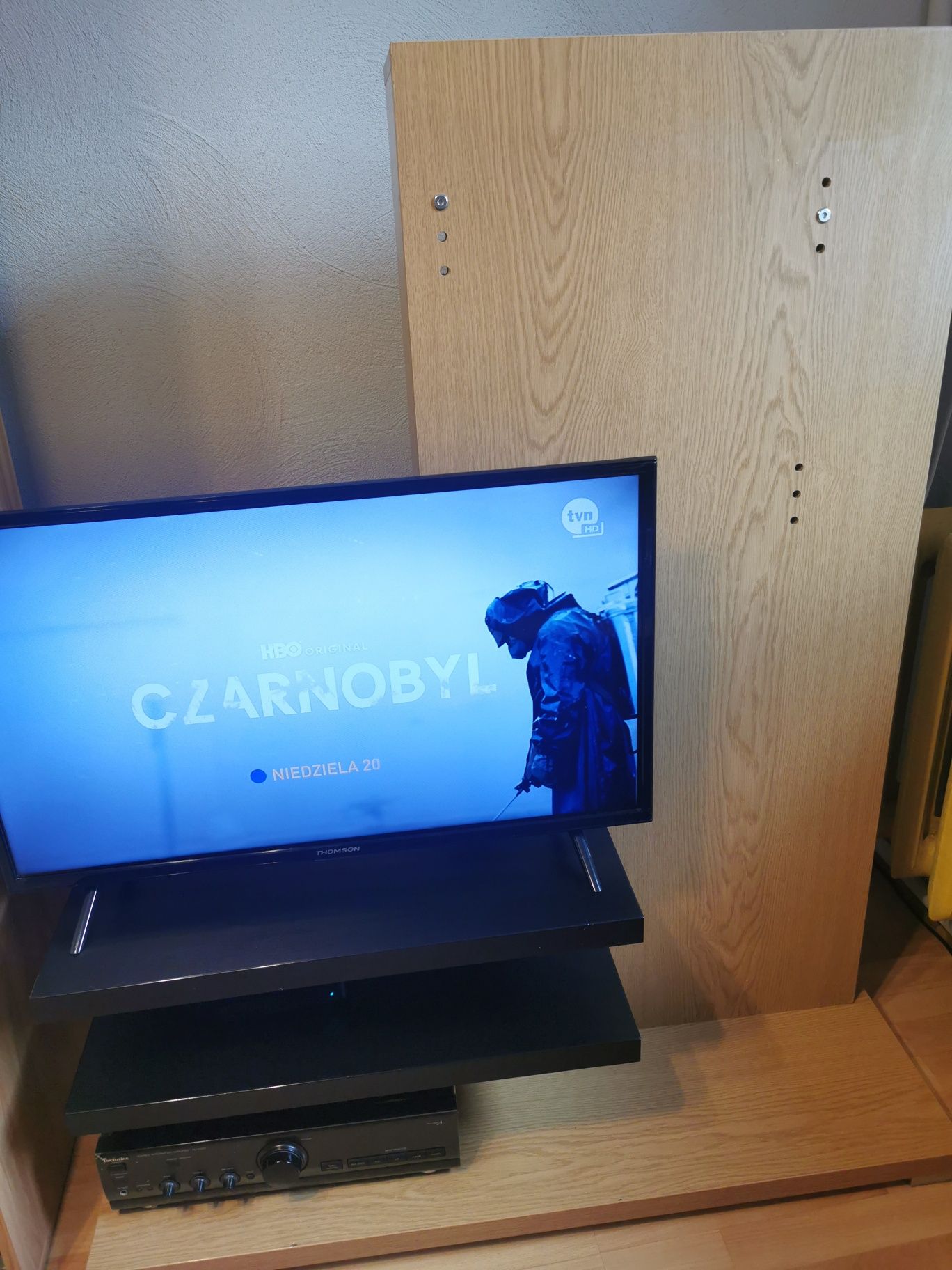 Szafka z polkami  pod telewizor kosztowala  890 zł w sklepie stollido