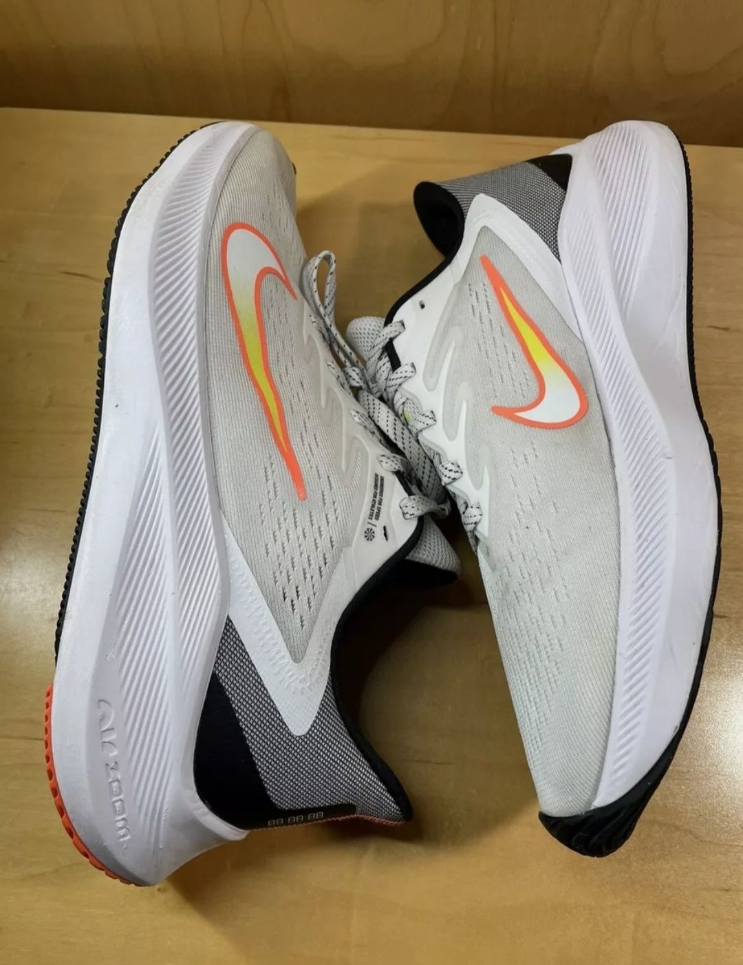 Кросівки жіночі Nike Air Zoom Winflo 7