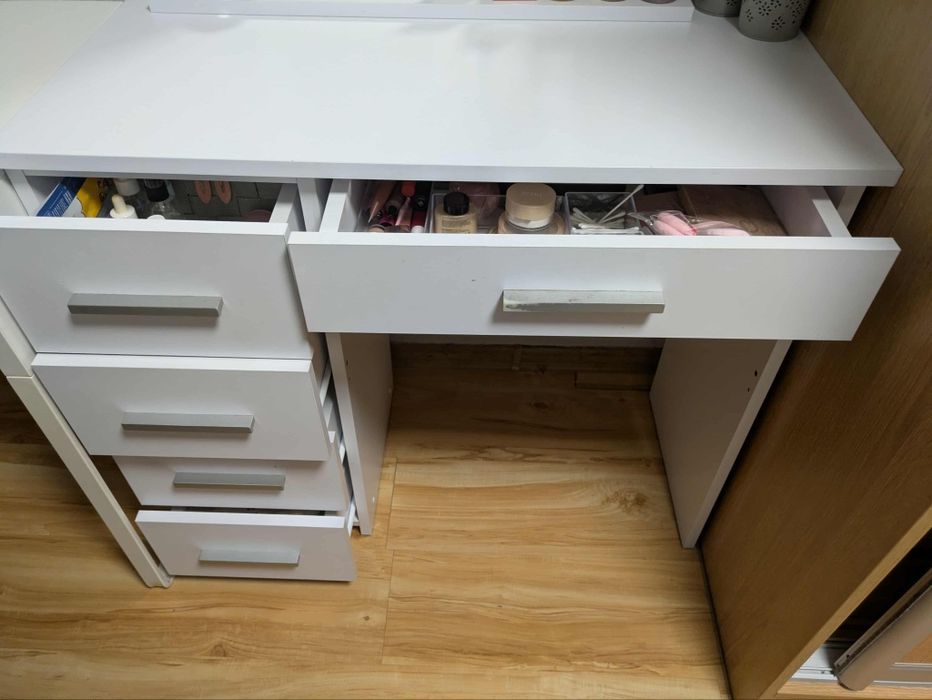 Toaletka biała z lustrem