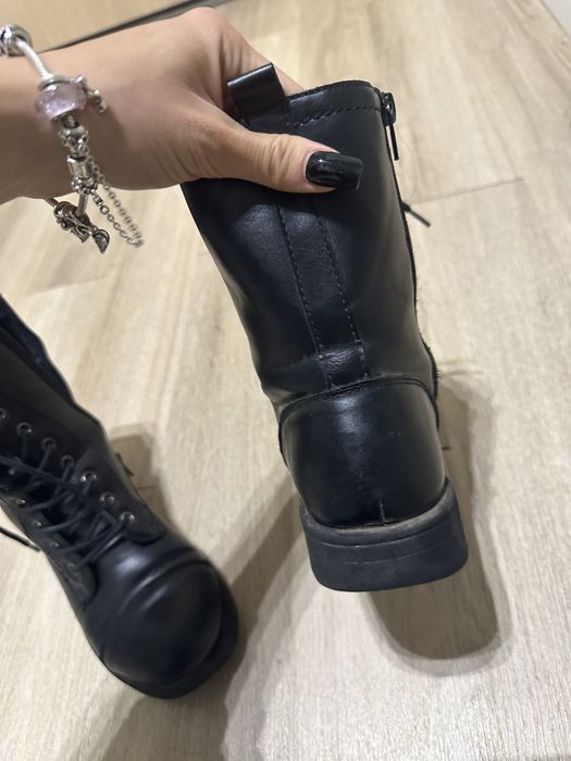 Kozaki botki trzewiki wiązane czarne za kostkę suwak