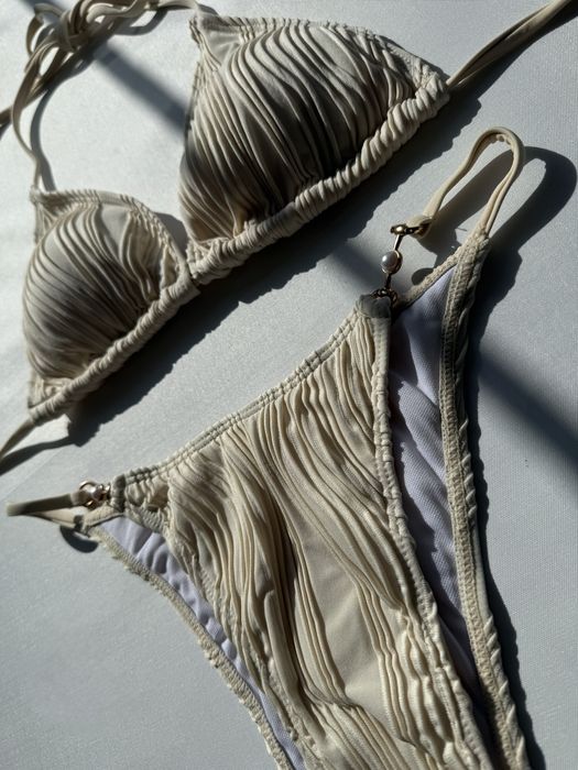 Ніжний молочний купальник