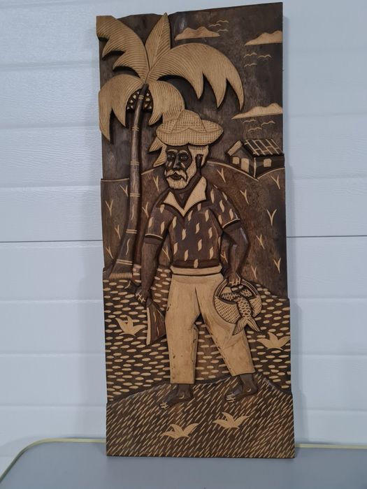 Quadro em madeira esculpida.