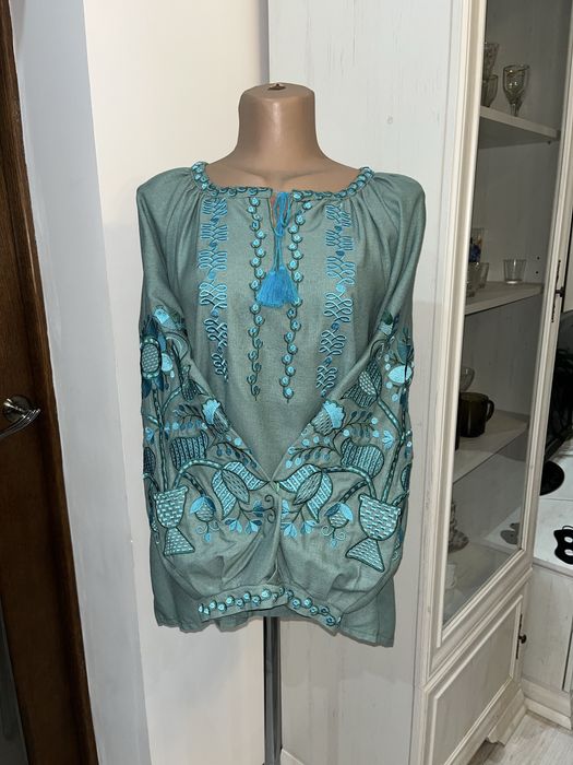 Великий розпродаж платтів і вишиванок